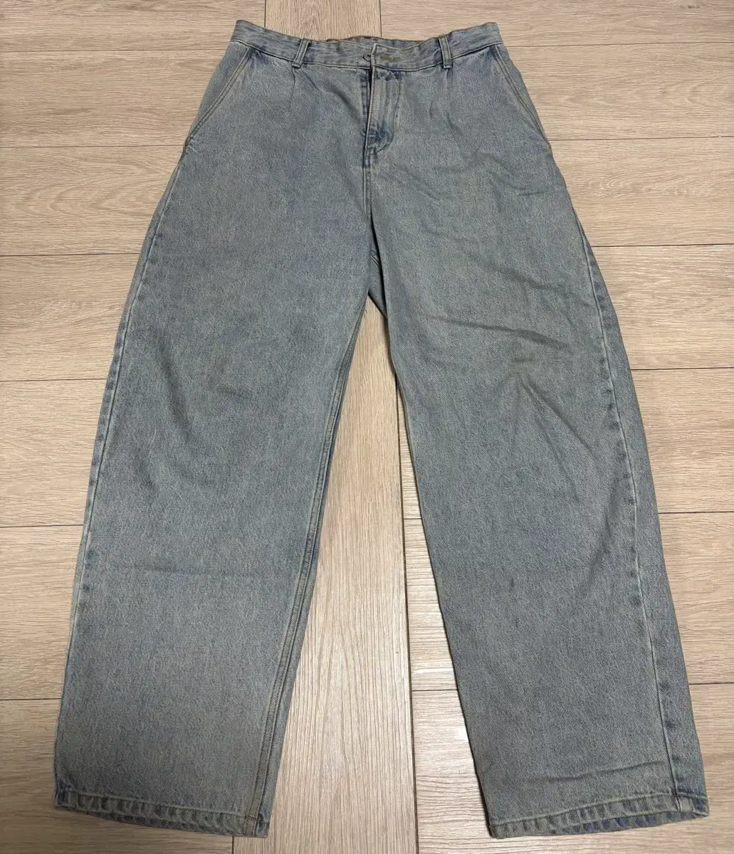 아트이프액츠 One Tuck Curve Denim Pants_Washed